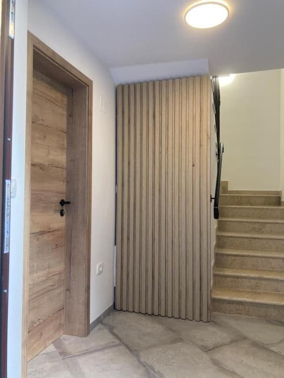 Entrance hallway and staircase