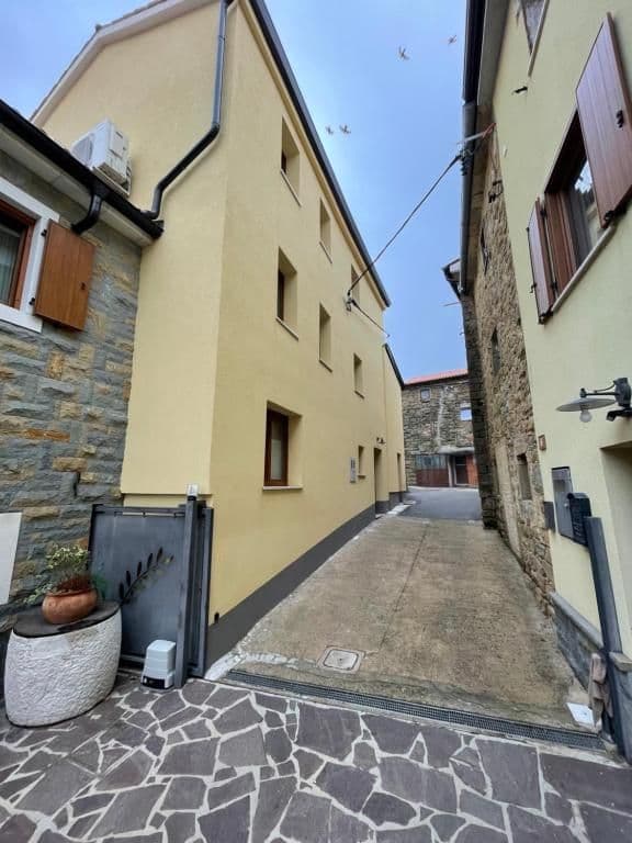 Driveway and access to Hiša Padnjec